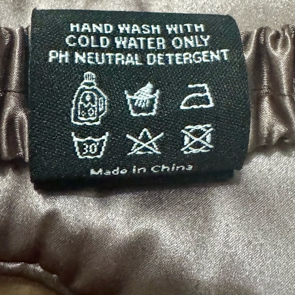 Bliss Plum Queen 100% Silk Sleep Mask New, no Box. Includes Pouch. Never Used. - Picture 6 of 6